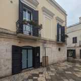 L'azienda "Fratelli Striccoli" si trova in un palazzotto neoclassico di colore giallognolo situato nel centro storico di Altamura, in piazza San Giovanni 18 
